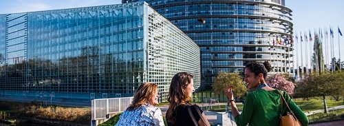 Europees Parlement, Straatsburg. De grote vergaderzaal en de publieke tribune.